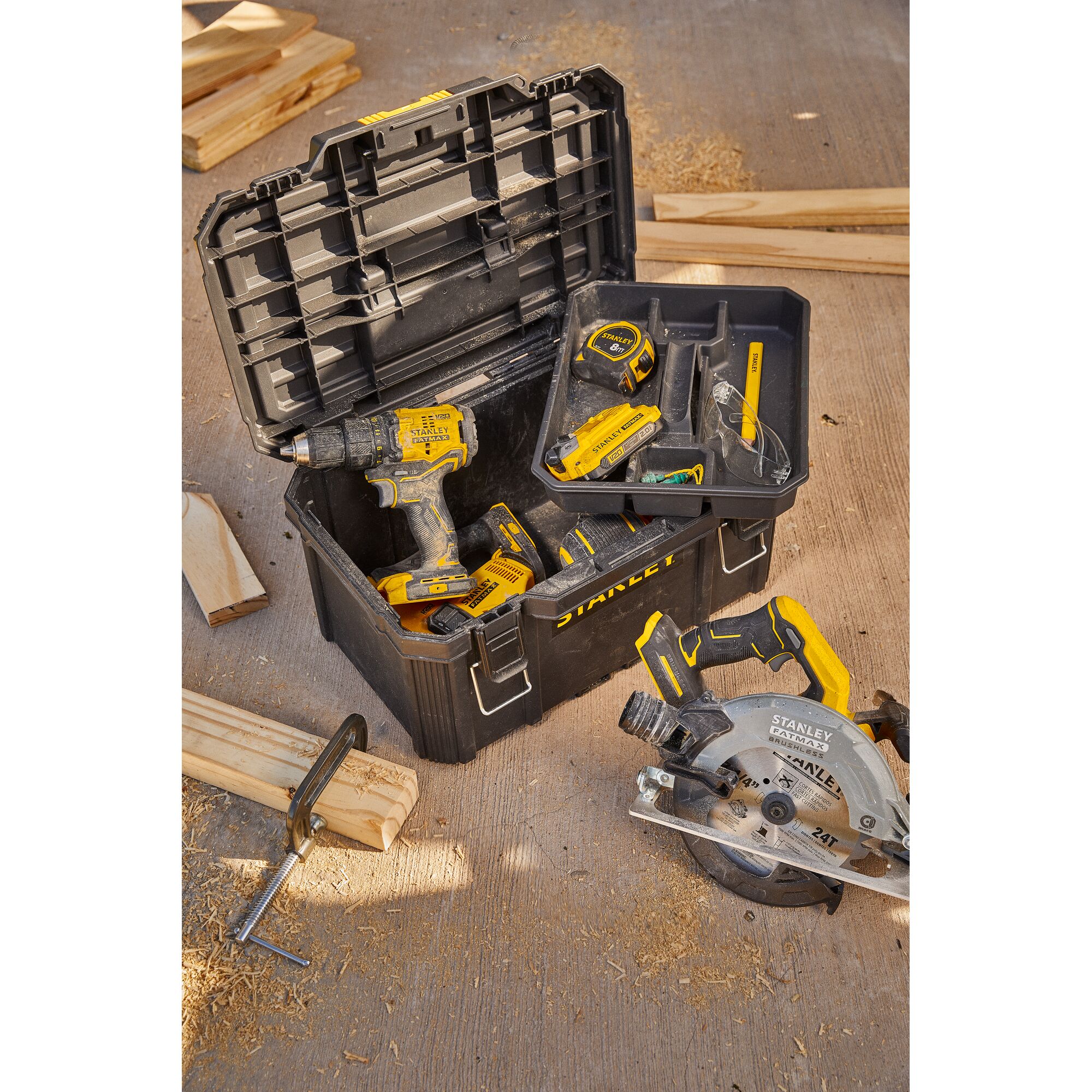 ENVIROMENT GROUP STANLEY  constructionHIGH ANGLE  CONSTRUCTION FAMILY TOOLS INSIDE A TOOL BOX WITH BATTERY SB202